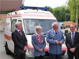 (von links): Landrat Leszek Kulka, Jennifer Arweiler stellvertretende Diözesangeschäftsführerin der Malteser der Diözese Speyer und Hans-Peter Schmitt, Ortsbeauftragter der Malteser Hördt/Rülzheim, sowie Landrat Dr. Fritz Brechtel bei der Übergabe des Fahrzeugs.