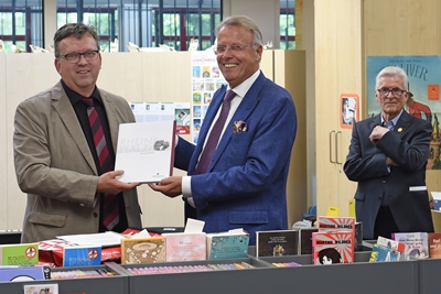 Rainer Wendorff (neomediaVerlag) übergibt das erste Exemplar an Landrat Clemens Körner. Im Hintergrund Landrat a.D. Dr. Paul Schädler.