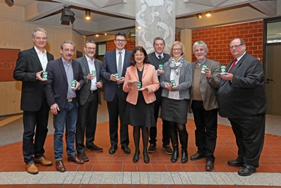 Die Bürgermeisterin und Bürgermeister der Verbandsgemeinden nehmen die Notfalldosen von Landrätin Theresia Riedmaier und DRK Geschäftsführer Bernd Fischer entgegen.
