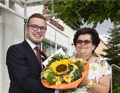 Freuten sich: Simon Klohe (l.), Kundenberater der Sparkassengeschäftsstelle Berghausen der Sparkasse Vorderpfalz und die glückliche Gewinnerin Ingrid Walter.