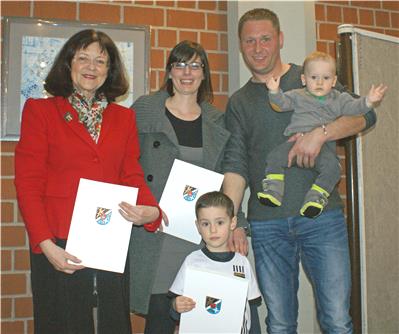 Halten ihre Einbürgerungsurkunde in den Händen: Nicoleta, Fabio, Marius und Lukas Chirieac (v.l.n.r.). Landrätin Theresia Riedmaier gratulierte.