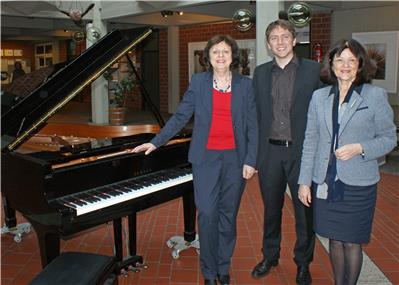 Landrätin Theresia Riedmaier (re.) mit der ausscheidenden Leiterin der Kreismusikschule Cornelia Hoffmann (li.) und dem Nachfolger Adrian Rinck (Mitte).