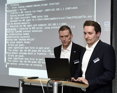Die SWS-IT-Spezialisten Stefan Nitsche (links) und Fabian Lorenz demonstrieren Hacker-Angriffe.