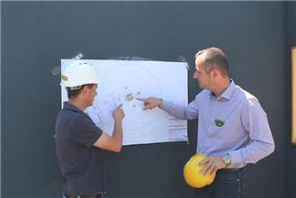 Dieter Deketalere vom Plopsa Construction Team erklärt die Planungen