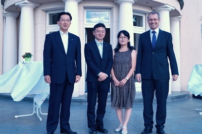 v.l.: Gouverneur Takuya Tasso, Bereichsleiter Shinji Yoshida, Tomoko Moser, Dr. Martin Moser