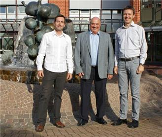 Kreisbeigeordneter Helmut Geißer (Mitte) mit den neuen Leitenden Notärzten Dr. Thorsten Fischer (links) und Dr. Gerold Koch (rechts).