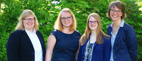 Sie werden von Bischof Wiesemann für ihren Dienst beauftragt (von links): Nina Bender, Kerstin Humm, Amanda Wrzos und Dominique Haas.
