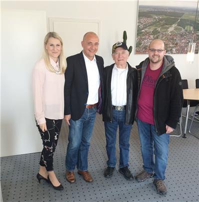 Dr. Jack Terry beim Besuch im Schwetzinger Rathaus (v.l.n.r: Sabrina Cass, OB Dr. Pöltl, Dr. Jack Terry, Ralf Innetsberger)
