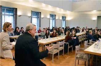 Bischof Wiesemann bei der Diskussion mit den Schülerinnen und Schülern