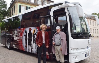 v.l.: Museumsdirektor Alexander Schubert und Detlev Barbis, Geschäftsführer der BBK, im Sherlock Holmes-Kostüm neben dem "Detektive-Bus".