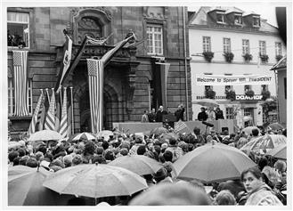 Helmut Kohl und George H. W. Bush am Rednerpult auf der Tribüne auf dem Speyerer Domplatz am 18.11.1990.
Bildnachweis: Foto: Bettina Deuter