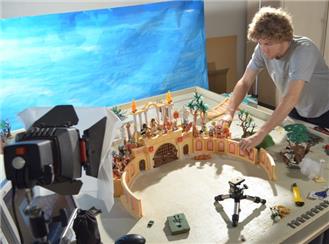 Christopher Magin beim Aufbau eines Trickfilmsets – der Film ist sein Projekt im Freiwilligen
Sozialen Jahr in der Kultur am Jungen Museum Speyer.
