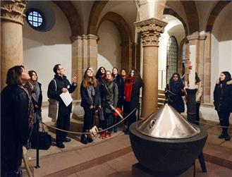 Domdekan Dr. Christoph Kohl zeigt den Schükerinnen und Schülern die Taufkapelle im Dom