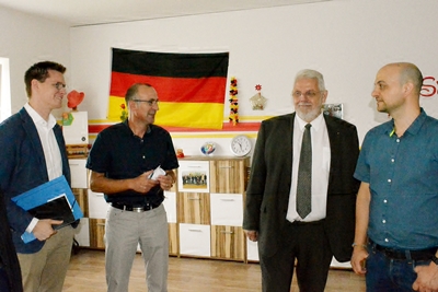 Bundestagsabgeordneter Johannes Steiniger (links) im Gespräch mit den Vertretern der Lebenshilfe und dem Landtagsabgeordneten Reinhard Oelbermann (3. v. l.).