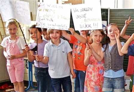 Spontan organisierten die Erstklässler eine Demonstration vor dem Zimmer des Schulleiters.