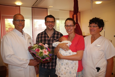 v. l.: Chefarzt Dr. Uwe Eissler, Sven und Nicole Rummel mit Laura Rosa, Hebamme Elisabeth Breunig.