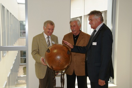 Gerhard Grimm (Mitte) erläutert Vorsteher Pfarrer Dr. Werner Schwartz (links) und Krankenhaus-Geschäftsführer Werner Vogelsang (rechts) das Kunstwerk.