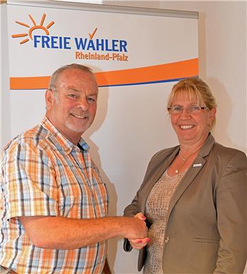 Marion Schleicher-Frank gratuliert Dr. Mohler zur Wahl