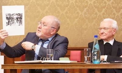 Werner Schineller, der frühere Speyerer Bürgermeister und Oberbürgermeister, hatte Erinnerungsstücke mitgebracht. Rechts neben ihm Bischof em. Anton Schlembach