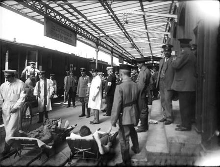 4. September 1914, Speyer
Aus der "Kriegssammlung" des Historischen Museums der Pfalz
Am 4. September 1914, einen Monat nach Kriegsausbruch, kommen Verwundete aus dem lothringischen Saarburg auf dem Bahnhof Speyer an.