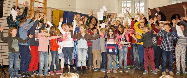 Die Kinder des Fliegenden Klassenzimmers beim Singen des Jubiläumsliedes „20 Jahre woll’n wir feiern …“