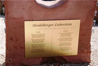 Das Eichendorff-Gedicht „Der Blick” schmückt den
Liebesstein, erinnert an die große Heidelberger Liebe des
Dichters.