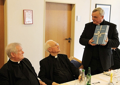 v.l.: Bischof Dr. Friedhelm Hofmann, Bischof em. Dr. Anton Schlembach und Bischof Dr. Karl-Heinz Wiesemann.