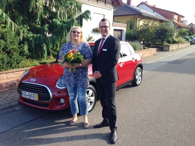 Freuten sich: Bodo Bettag (r.) übergibt die Fahrzeugschlüssel eines BMW Mini One an die glückliche Gewinnerin Sieglinde Hopp aus Hanhofen.