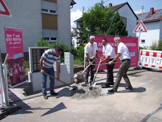 Projektleiter Hasan Sen und Bürgermeister Peter Christ mit  Regio-Manager Jürgen Wolf und Bauleiter Joachim Herber von der Telekom