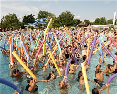 Besucher der H2O Fun & Pool-Party mit ihren Schwimmnudeln