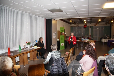 Auf dem Bild ist unsere Büchereileitung Brigitte Klein (stehend, rote Jacke) und Regina Gärtner (am Fenster sitzend) zu sehen. Brigitte Klein moderiert gerade die Fragerunde!