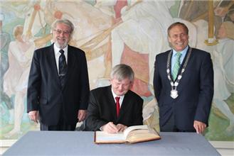 (v.l.) Jürgen E. Müller, Professor Roman Perucki und Bürgermeister Wolfgang Lutz.