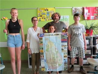 Mitglieder der AG „Schule ohne Rassismus – Schule mit Courage“ mit Juliane Rieder und ihrem Lehrer Sascha Liebhauser