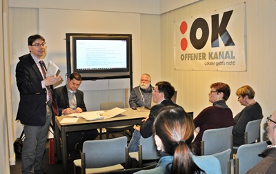 Oberbürgermeister Thomas Hirsch (l.) nutzte die Jahresversammlung des Vereins Offener Kanal Landau, um sich bei den Aktiven des Bürgerfernsehens für deren ehrenamtliches Engagement zu bedanken.