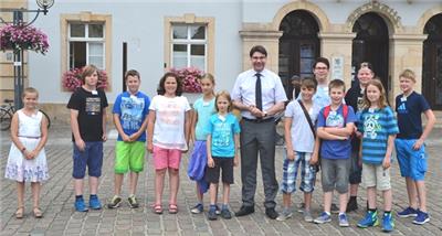 Im Zuge des Ferienpasses empfing Landaus Oberbürgermeister Thomas Hirsch 12 Kinder und Jugendliche im Rathaus.