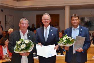 Oberbürgermeister Hans-Dieter Schlimmer (mitte) ehrte Michael Weber (rechts) und Jochen Stürtz (links) mit der Ehrennadel der Stadt Landau