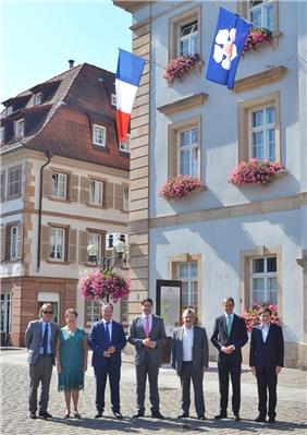 Bienvenue à Landau! Zu Ehren der Gäste wehten die französische und die Hagenauer Fahne am Landauer Rathaus.