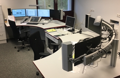 Die neue Feuerwehreinsatzzentrale besteht aus zwei voneinander unabhängigen Arbeitsplätzen und – neu – einem separaten Technikraum, in dem alle benötigte Technik wie Funk, Telefon und Datenverarbeitung zusammengeführt wurde.