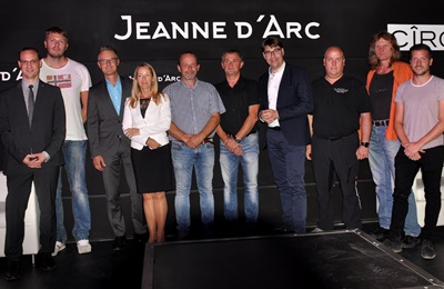 Oberbürgermeister Thomas Hirsch (7.v.l.) und Betreiber Gerd Weber (6.v.l.) luden gemeinsam mit Unterstützerinnen und Unterstützern des Projekts zu einem Pressegespräch, bei dem der neue „Jeanne d’Arc“-Club der Öffentlichkeit vorgestellt wurde.