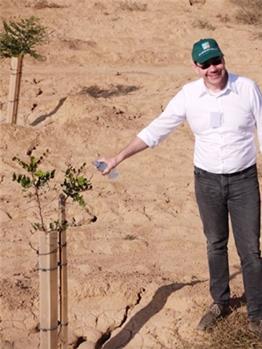 Oberbürgermeister Thomas Hirsch beim symbolischen Angießen des Landauer Walds in der Wüste Negev in Israel.