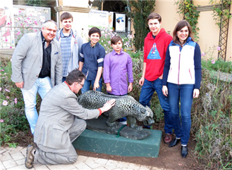 Familie Kübe gemeinsam mit den Söhnen und Zoodirektor Dr. Klaus Wünnemann (kniend) bei der Übergabe der Skulptur.