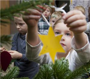 Jetzt kann das Weihnachtsfest kommen: Kinder der kommunalen Kindertagesstätte Tausendfüßler Waldsee schmückten den Weihnachtsbaum der Geschäftsstelle Waldsee der Sparkasse Vorderpfalz.