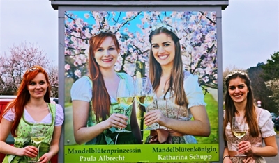 Gimmeldinger Mandelblüten-Aristokratie -  Mandelblütenkönigin 2017 Paula Albrecht (li.) und ihre Vorgängerin von Katharina Schupp