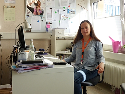 Martina Westrich an ihrem Schreibtisch im Jugendbüro.