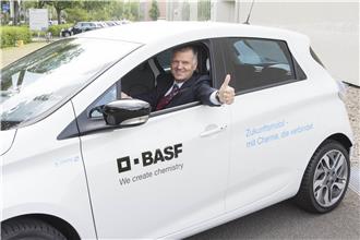 Dr. Friedrich Seitz, Werksleiter in Ludwigshafen und Leiter des European Site & Verbund Managements, präsentiert die ersten zehn neuen Elektro-Betriebsfahrzeuge für den BASF-Standort Ludwigshafen.