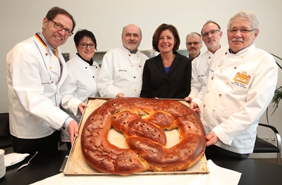 Vertreterinnen und Vertreter der Bäckerinnung Rhein-Nahe-Hunsrück aus Bad Kreuznach überreichten Ministerpräsidentin Malu Dreyer die Neujahrsbrezel;