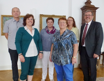 v.l.: Personalrat Martin Flörchinger, Tanja Rosenow, Diana Volk, Barbara Krüger, Maria Anna Däuber und Oberbürgermeister Hansjörg Eger