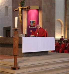 Bischof Dr. Karl-Heinz Wiesemann während der Lesung der Passionsgeschichte nach Matthäus