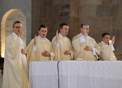 Die fünf Neu-Priester spenden gemeinsam den ersten Segen