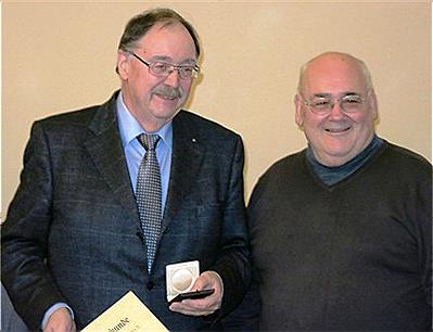 Dr. Rainer Albert, Vorsitzender der Numismatischen Gesellschaft Speyer, erhielt aus der Hand von Dr. Werner Transier (rechts) die Goldene Anerkennungsmedaille der NGS als außerordentliche Ehrung für seine Verdienste.